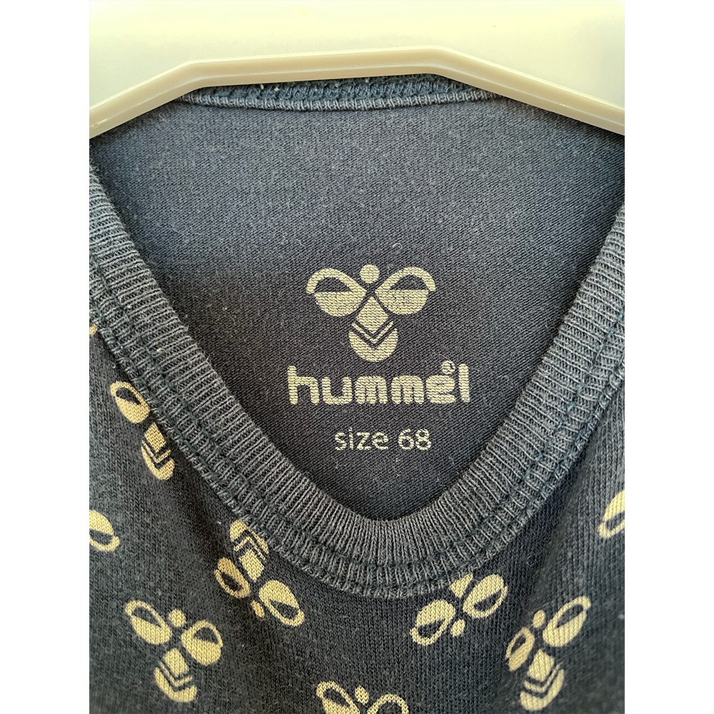 Hummel langærmet marineblå body, med mønster str. 68