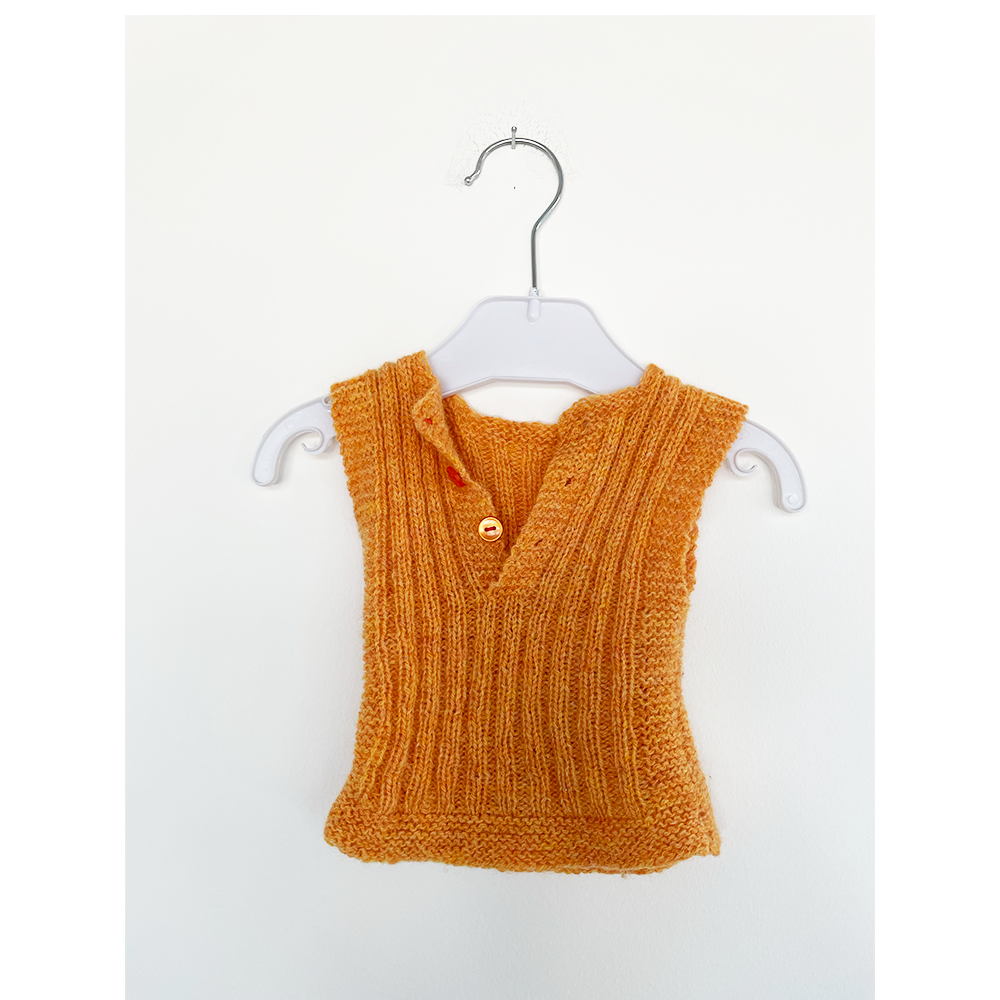 Hjemmestrikket gul babyvest str. 56 / 62