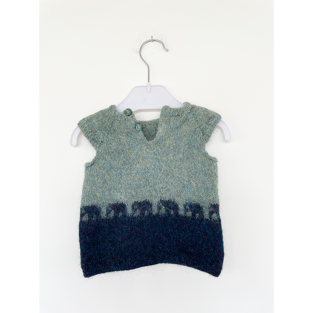 Hjemmestrikket blå-grå babyvest str. 56 / 62