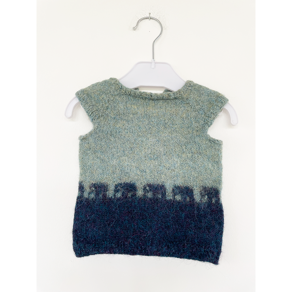 Hjemmestrikket blå-grå babyvest str. 56 / 62