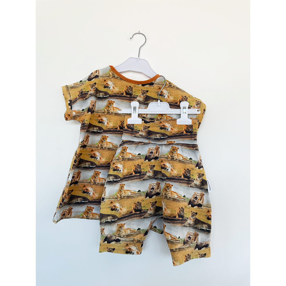 Sæt med shorts & t-shirt med løveprint, str. 86