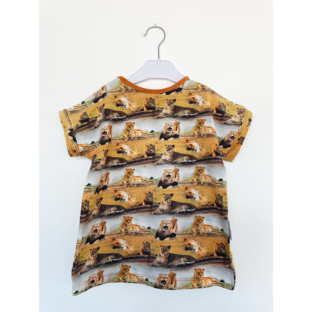 Sæt med shorts & t-shirt med løveprint, str. 86