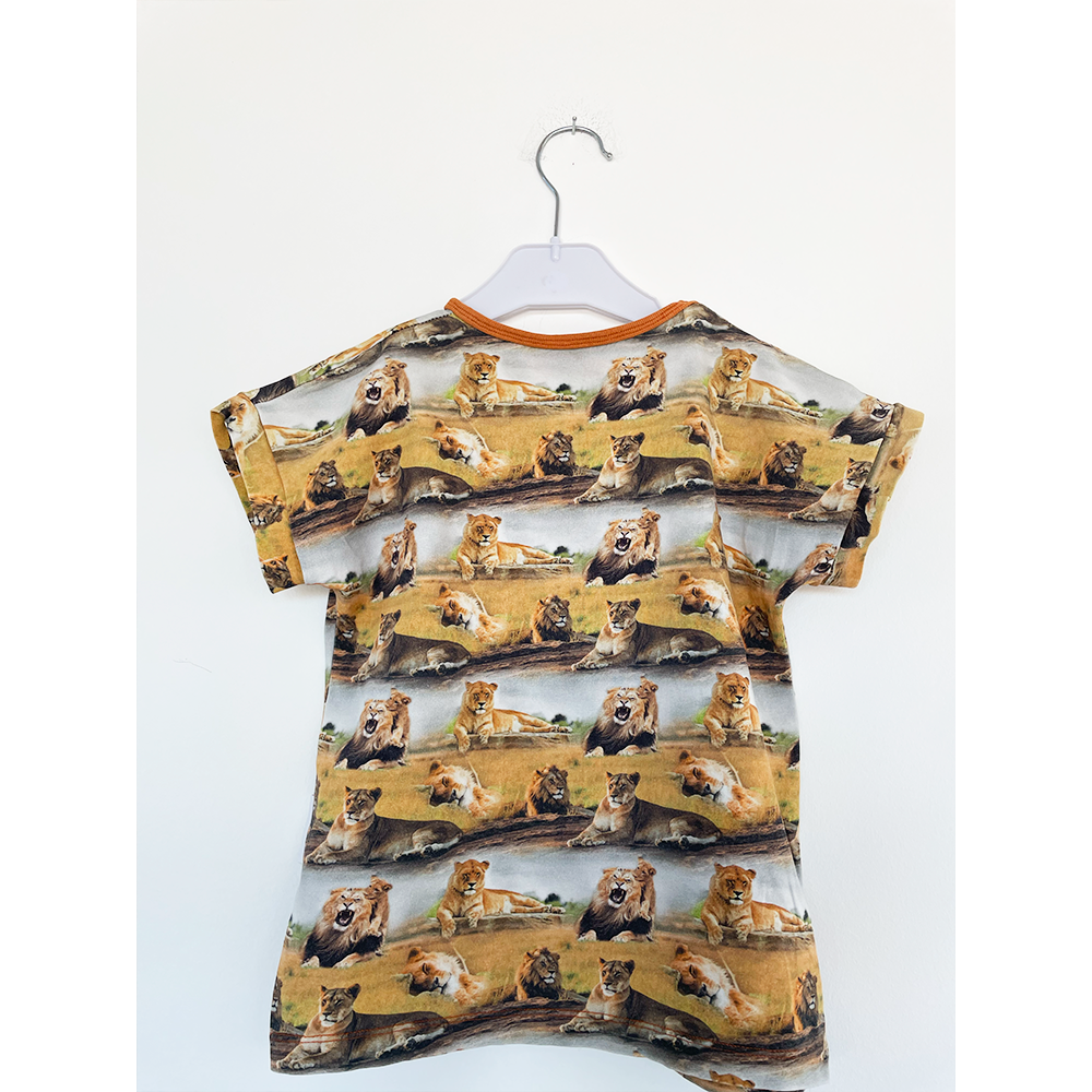 Sæt med shorts & t-shirt med løveprint, str. 86