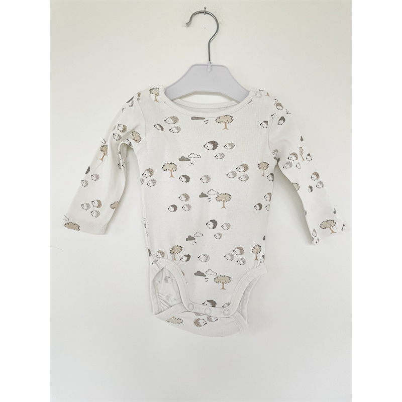 H&M langærmet hvid body med pindsvineprint str. 62