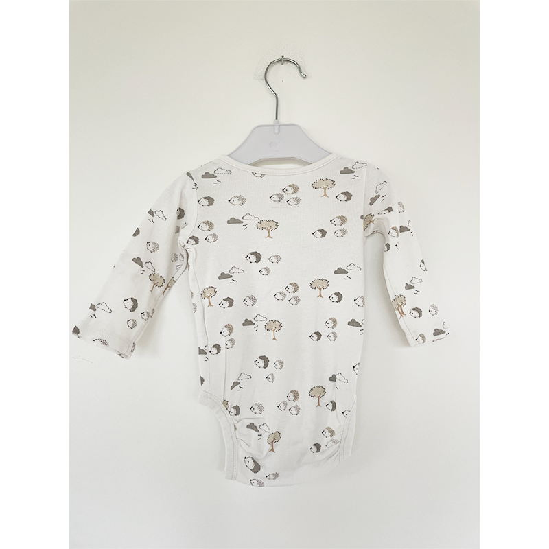 H&M langærmet hvid body med pindsvineprint str. 62