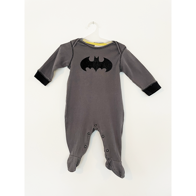 H&M grå batman natdragt med fødder str. 56