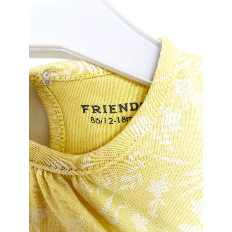 Friends t-shirt gul med hvide blomster str. 86